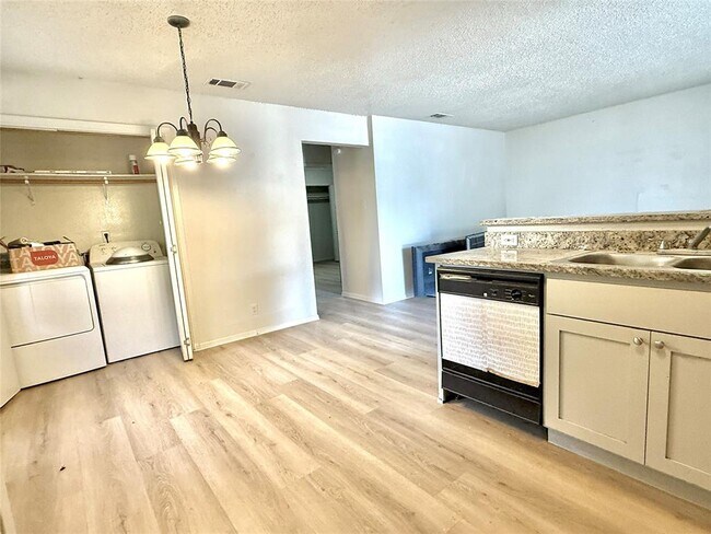 Building Photo - 302 Hedgewood Dr