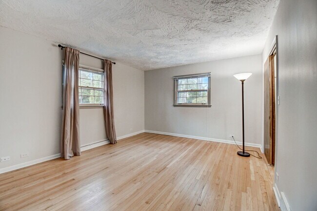 Building Photo - 1326 Meadow Ln