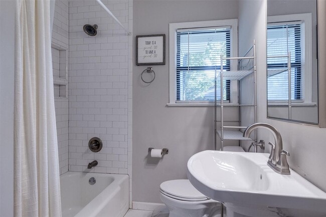 Building Photo - 540 Aqua Dr