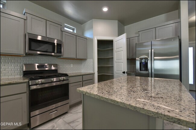 Building Photo - 600 Logwood Ave