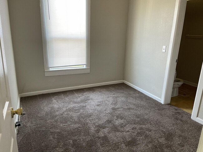 Building Photo - 425 Belfort St