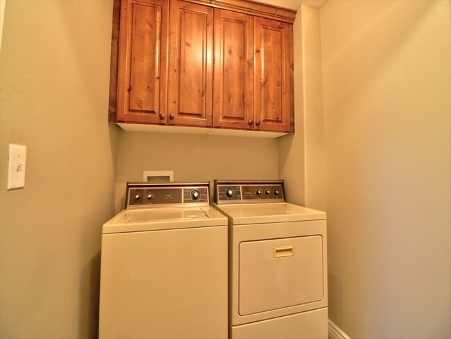 Building Photo - End unit town home