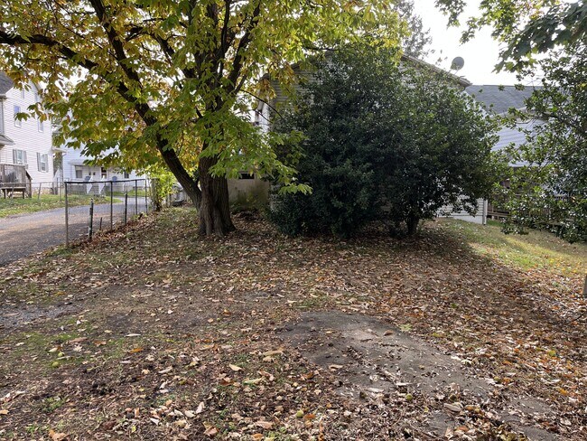 Building Photo - 1077 Main St