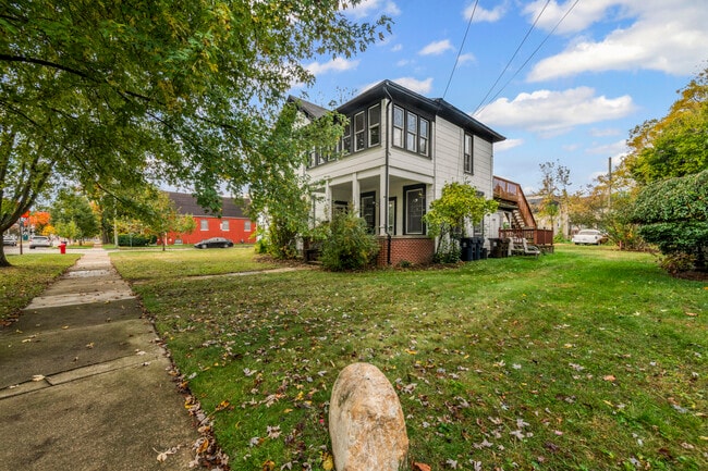 Building Photo - 1017 N Holbrook St