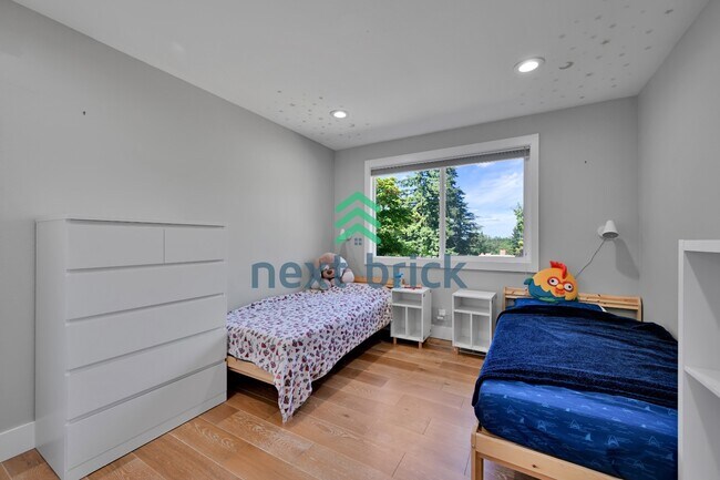 Building Photo - "Spacious 4-Bedroom Retreat with 3 Baths in the Heart of Kirkland – 2,480 Sq. Ft. of Pure Comfort!"