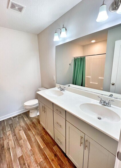 Building Photo - 327 NE Otter Dr