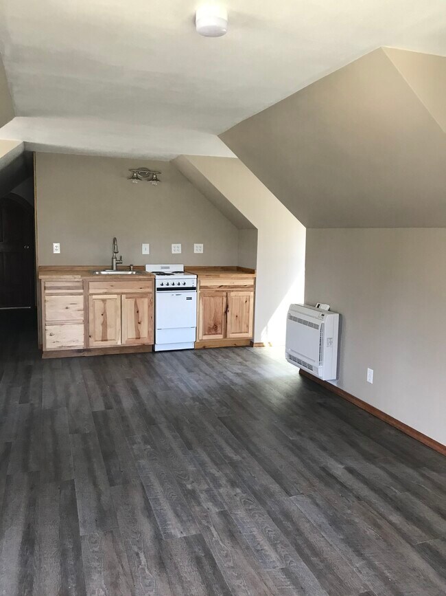 Building Photo - 592 N Newport Ave