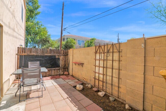 Patio - 1935 W Morten Ave