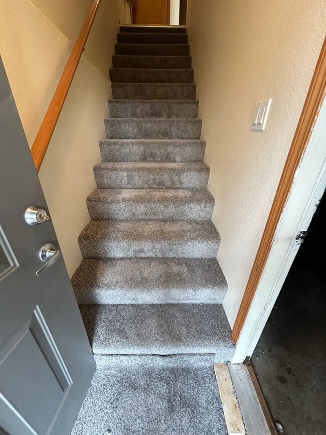 Building Photo - Fabulous 2 bed, 2 bath townhome with garage available for lease!