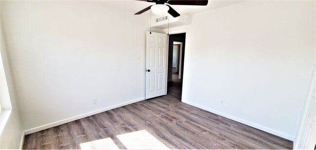 Building Photo - 4 bedrooms and 2 full baths.