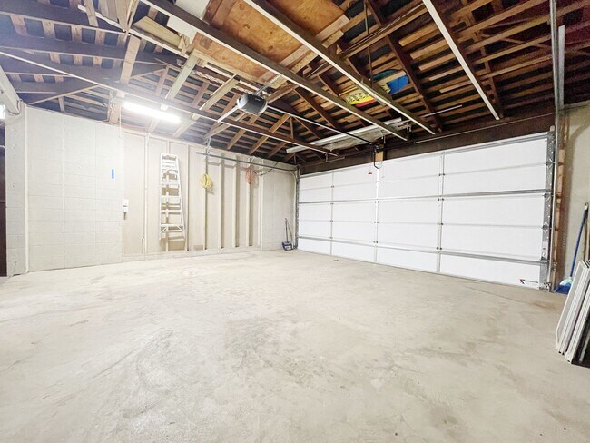 Building Photo - 4/2 Pet Friendly Spacious Beachside Kailua...