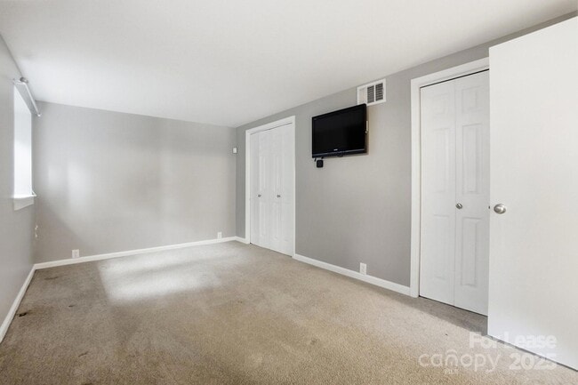 Building Photo - 229 N Poplar St