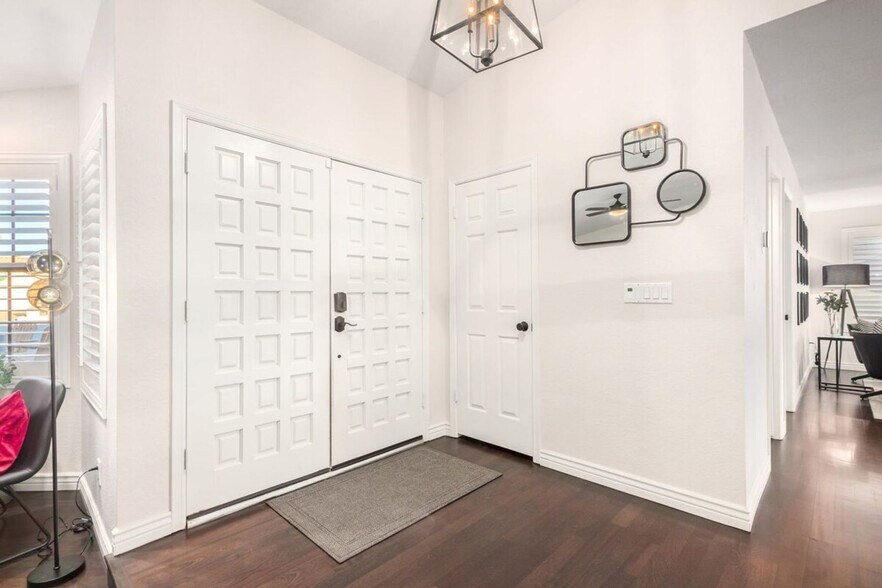 Building Photo - 1859 E La Vieve Ln