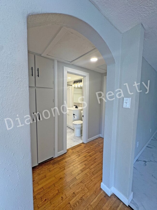 Building Photo - Charming and Clean 2 Bedroom Home Availalbe!