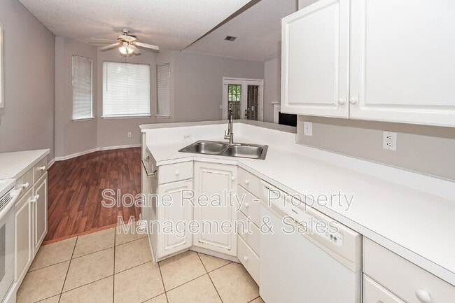 Building Photo - 1584 Kentwood Cir