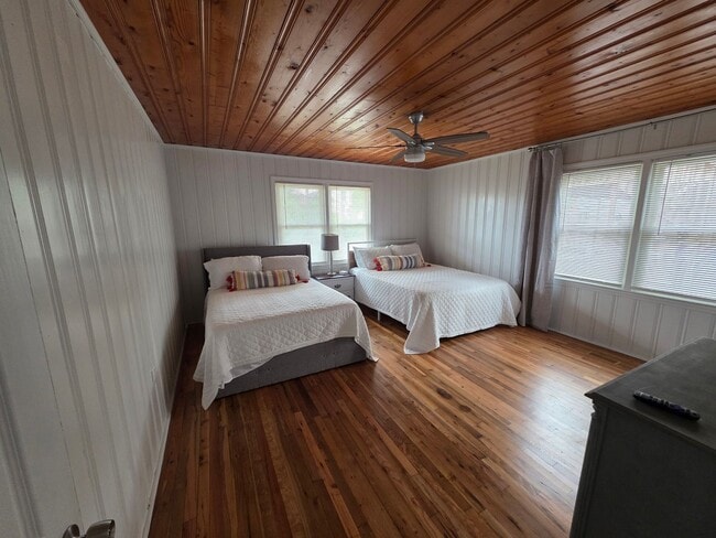 Building Photo - Pink Flamingo #1