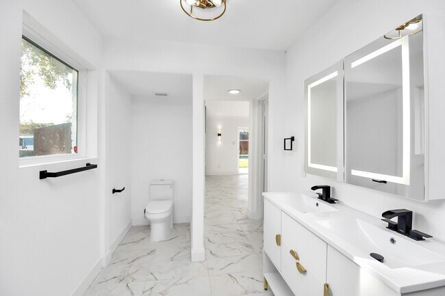 Building Photo - 6035 Cartagena St