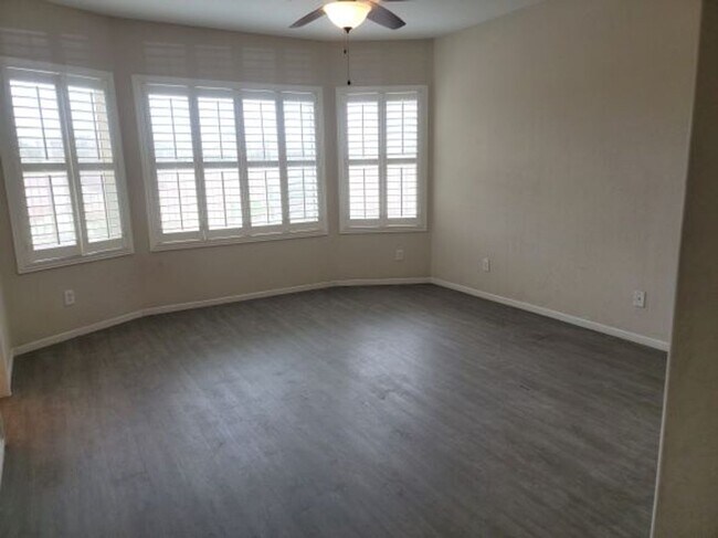 Building Photo - Single story with lots of tile in living a...
