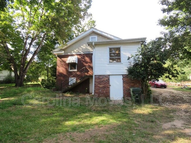 Building Photo - 26 E Main St