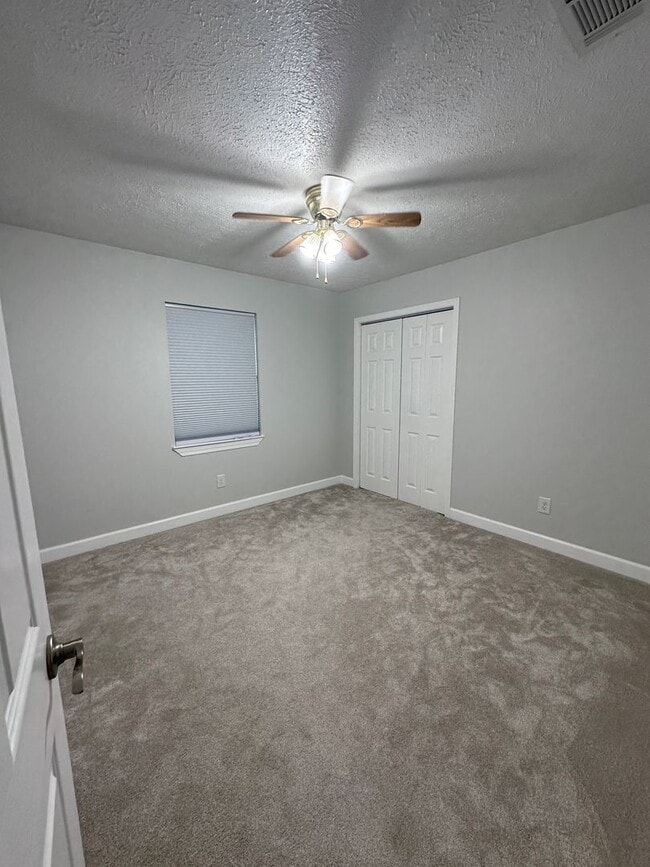 Building Photo - Convenient to Tyndall, less than a block t...