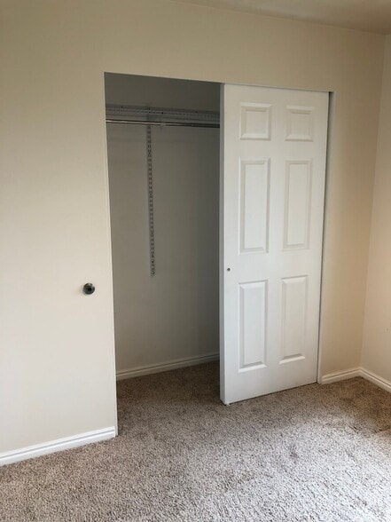 Building Photo - 818 Gatewood Dr