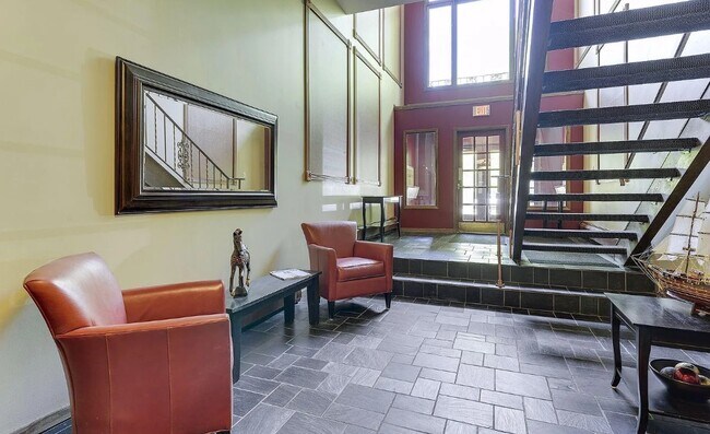 Building Photo - 456 Summit Ave