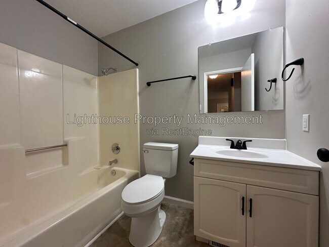 Building Photo - 120 Heather Hills Dr