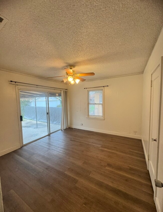 Building Photo - 1361 N Safford Ave