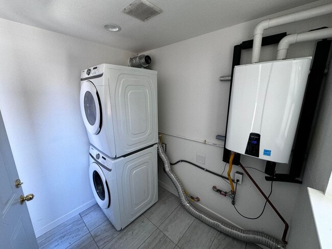 Building Photo - 3 BED/2 BATH HOME UPPER UNIT AVAIABLE FOR RENT IN OAKLAND, CA!!!! INCLUDING $500 OFF FIRST MONTHS...