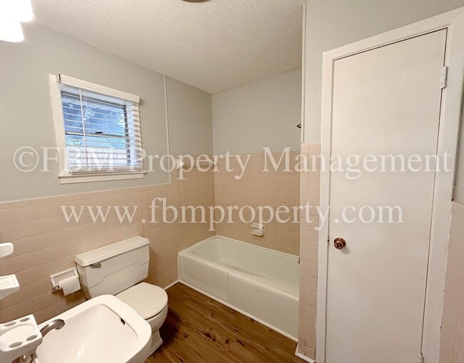 Building Photo - 330 W College St