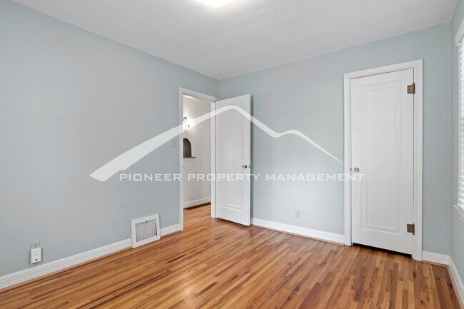 Building Photo - Charming Bungalow in Patty Jewett Neighborhood! 3bed, 2 bath, Enclosed yard, 1 car garage, carport