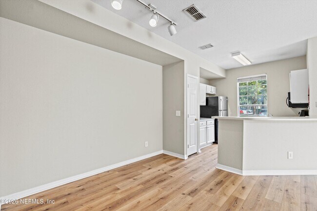 Building Photo - 13700 Richmond Park Dr N