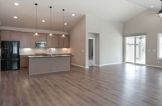 Building Photo - Elegant and Pristine Post Falls Home