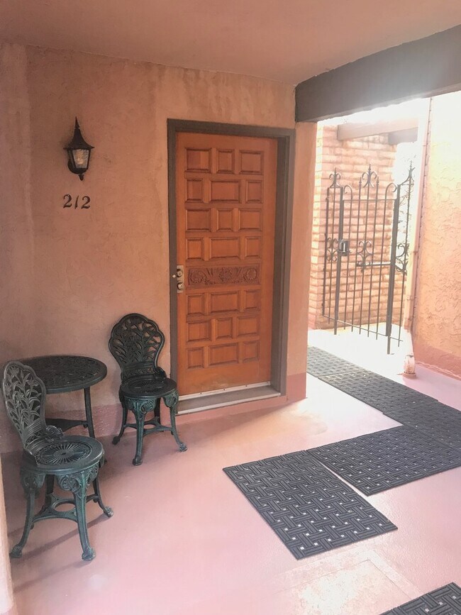 Building Photo - Updated 2 bed 2 bath Plus Office (Or Third...