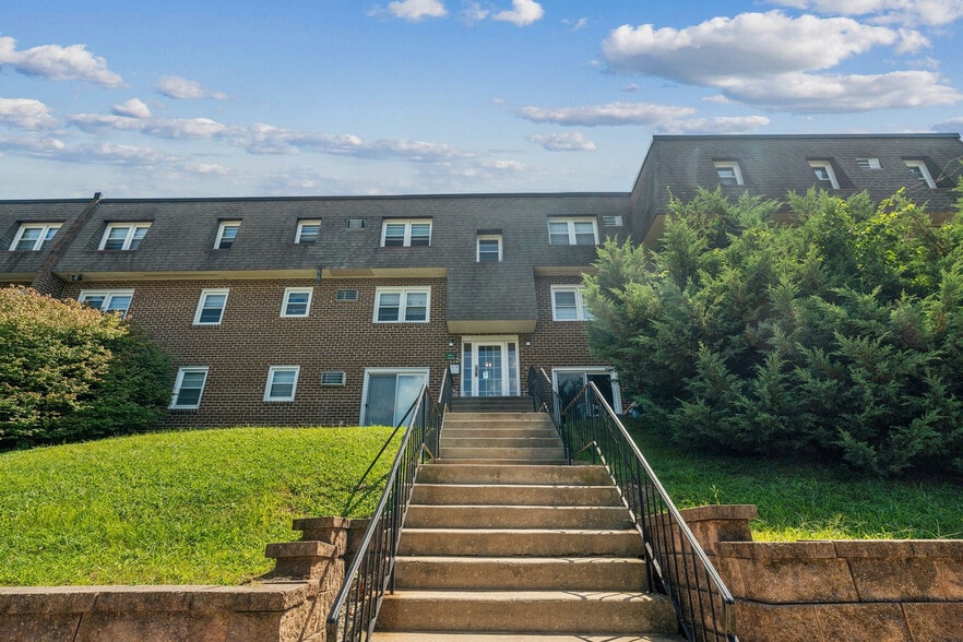 Building Photo - 908 Wharton Dr