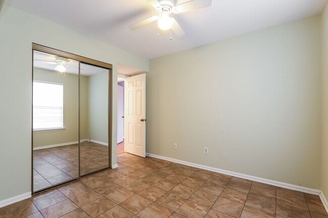 Building Photo - 654 B Woodford Lane