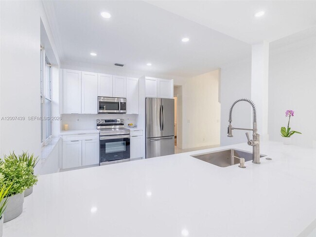 Building Photo - 801 Tanglewood Cir