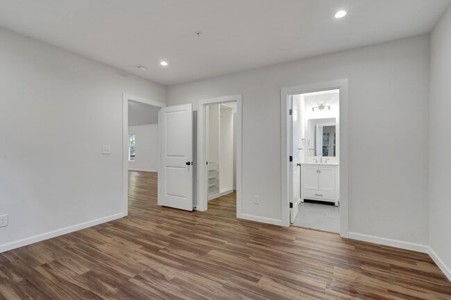 Primary bedroom, closet and bathroom - 103 Brookhollow Dr