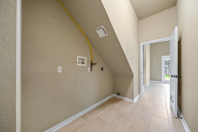 Building Photo - Spacious 4-Bed Luxury Home with Chef’s Kitchen, Fenced Yard, and 3,528 sq ft in Helotes