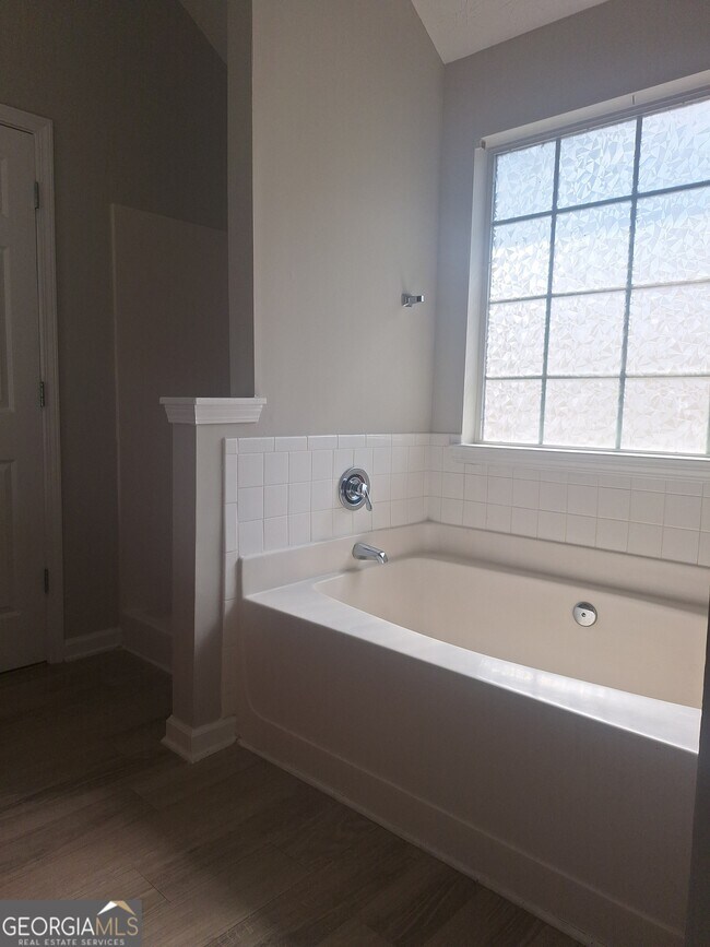 Building Photo - 5646 One Lake Way