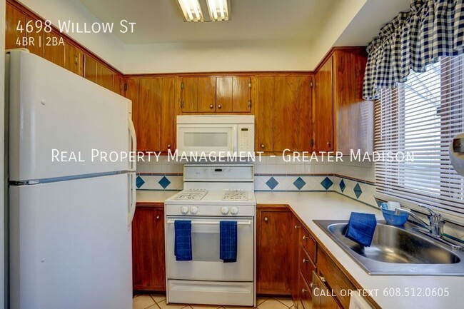 Building Photo - Large well kept duplex rental home just ou...