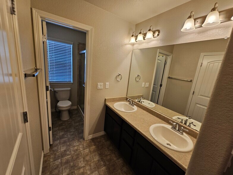 Building Photo - 9815 Silver Stirrup Dr