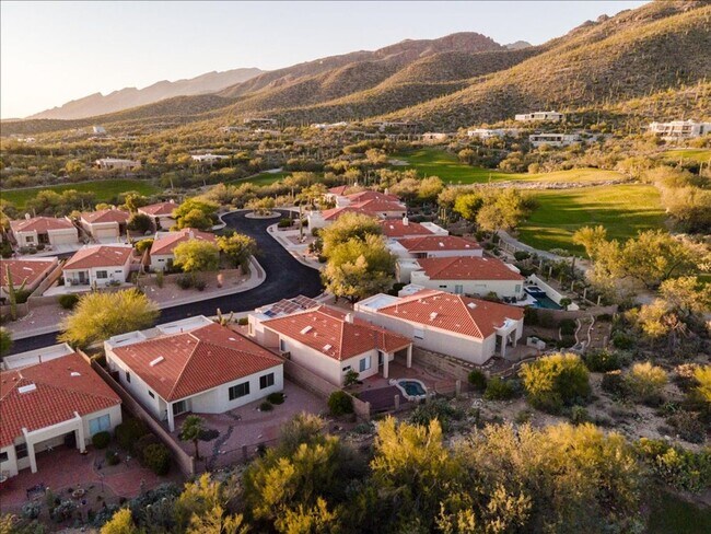 Building Photo - 3 Bedroom 2 Bathroom + Den   Gated Communi...