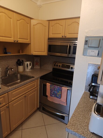 Kitchen - 600 Layne Blvd