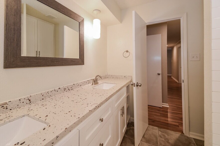 Building Photo - 3824 Evergreen Dr