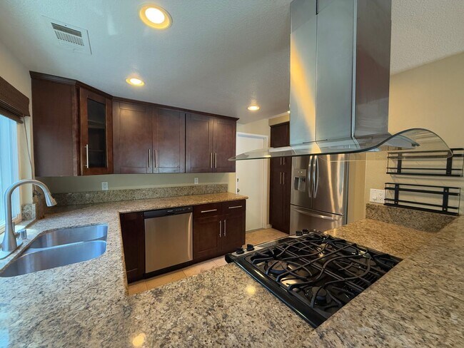 Building Photo - Gorgeous 3B/2BA House w/ Swimming Pool, A/...