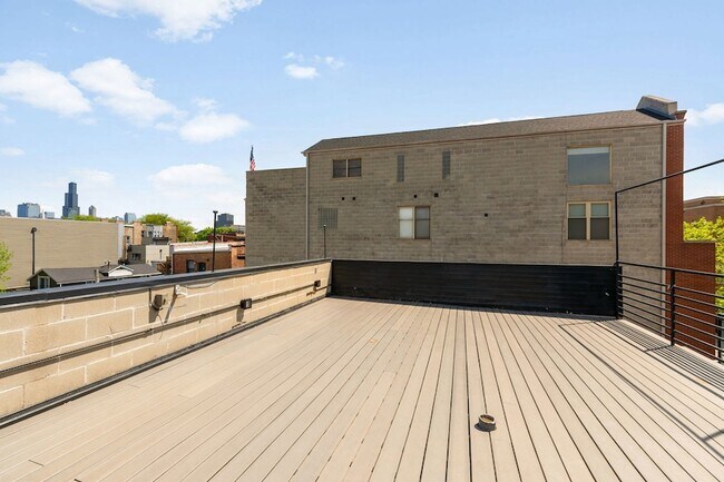Building Photo - 1657 W Erie St