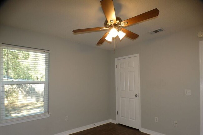 Building Photo - 6607 Woodbury Forest Dr