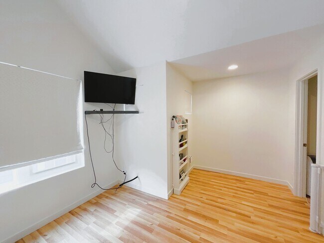 Building Photo - 3817 S Angeline St