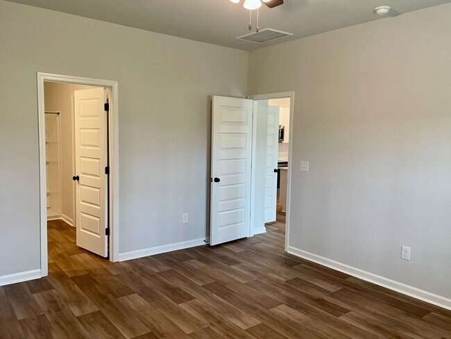 Building Photo - 1027 Harbor Dr
